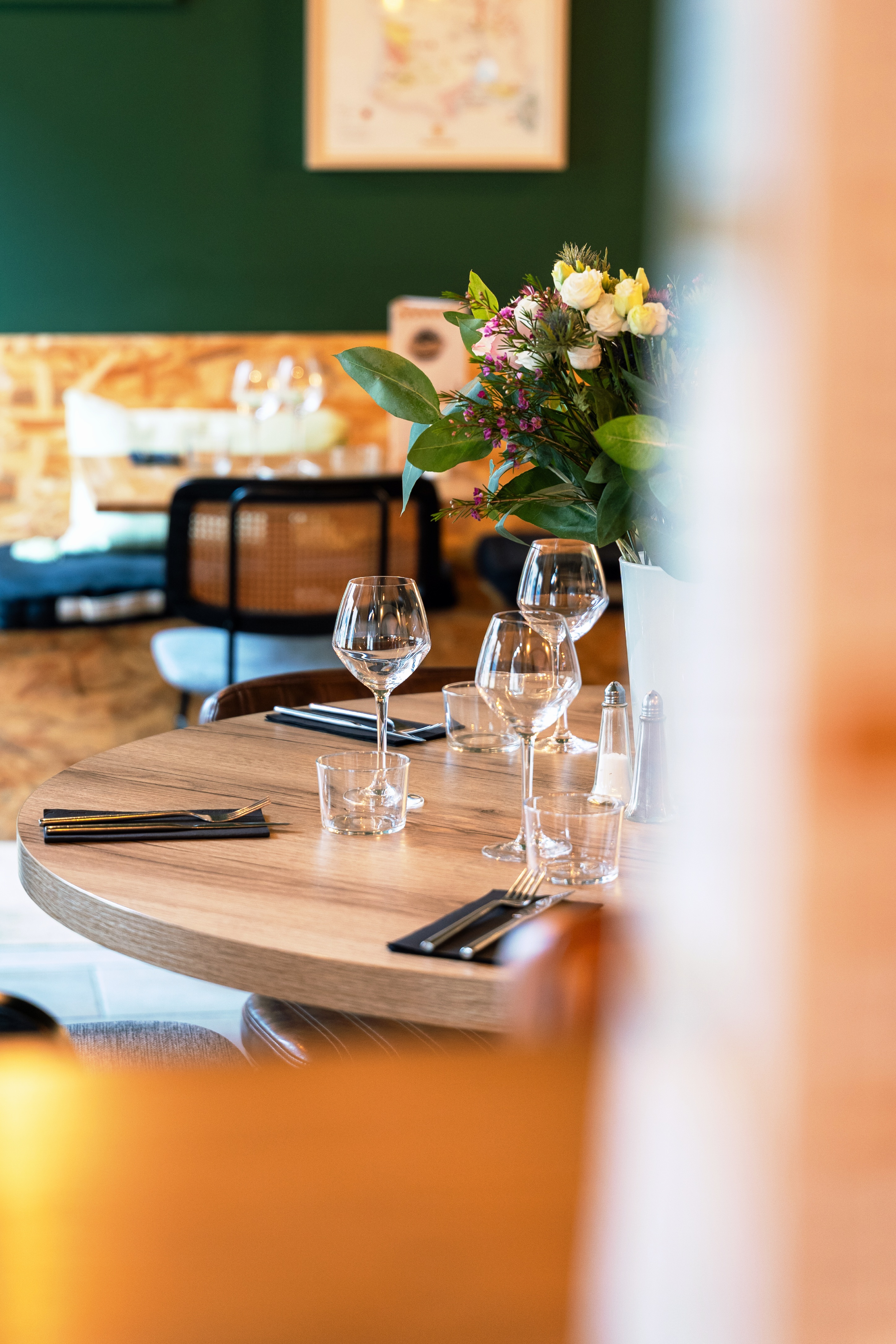 Terrasse abritée et jardin à l'arrière du restaurant